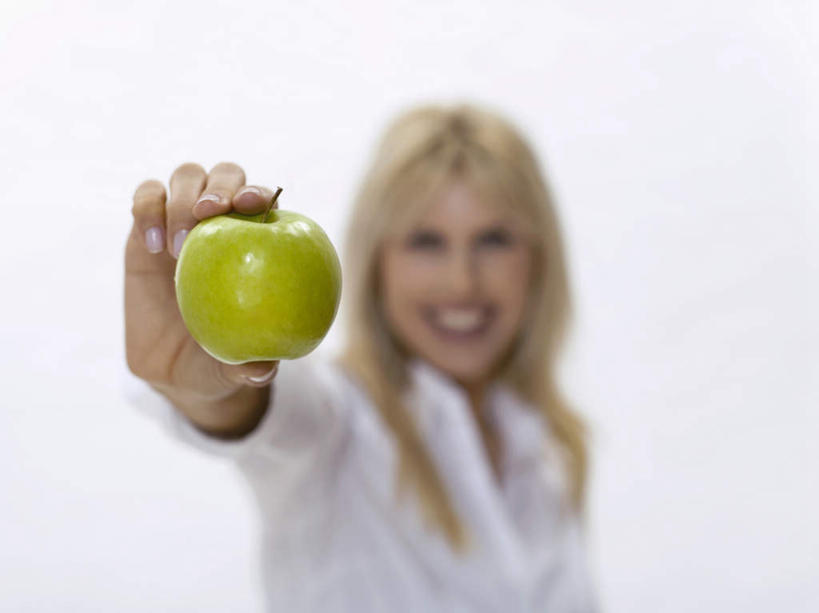 西方人,脸,头,脸颊,手,一个人,站,笑,微笑,露齿笑,竖图,室内,特写,白天,白色背景,正面,苹果,水果,欧洲,欧洲人,仅一个女性,仅一个人,握,服装,朦胧,模糊,新鲜,生食,食品,果实,拿,拿着,注视,休闲装,食物,一个,衣服,绿色,观察,看,站着,仅一个中年女性,休闲,手部,休闲服,握着,摄影,服饰,有机食品,绿色食品,影棚,单个,观看,单手,察看,关注,女人,女性,中年女性,白种人,头部,脸部,脸蛋,面部,站立,半身,彩图,影棚拍摄,拍摄