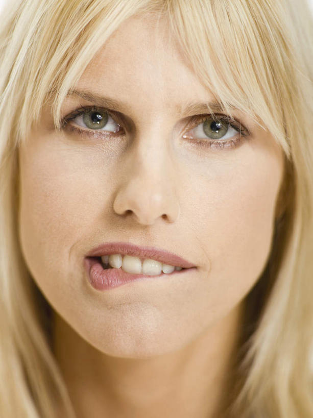 西方人,脸,头,眼睛,脸颊,眉毛,睫毛,头发,一个人,竖图,室内,特写,白天,白色背景,正面,欧洲,欧洲人,瞳孔,仅一个女性,仅一个人,咬,注视,黄色,观察,看,仅一个中年女性,眼部,摄影,影棚,观看,咬着,察看,关注,女人,女性,中年女性,白种人,头部,长发,直发,睫,脸部,脸蛋,眉,面部,眼,眼睫毛,眼眉,半身,彩图,影棚拍摄,拍摄,眼眉毛