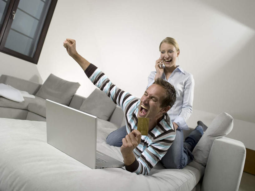 西方人,两个人,家庭,夫妻,客厅,坐,举,笑,打电话,微笑,露齿笑,横图,室内,白天,仰视,爱情,电脑,笔记本电脑,窗户,靠垫,沙发,电话,手机,欧洲,欧洲人,握,服装,网络,墙,靠枕,浪漫,拿,拿着,注视,休闲装,通讯设备,玻璃窗,墙壁,墙面,衣服,抱枕,枕头,观察,看,托,休闲,温暖,温馨,一家人,休闲服,恩爱,握着,恋人,服饰,观看,和睦,察看,无线,起居室,关注,通信设备,无线网络,布艺沙发,无线上网,便携式电脑,客堂,交流,手提电脑,男人,男性,年轻男性,年轻女性,女人,女性,白种人,年轻人,夫妇,情侣,沟通,举起,举手,举着,通话,向上举,向上伸,向上托,坐着,彩图,低角度拍摄,全身,伴侣,融洽