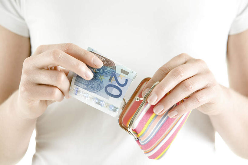 西方人,手,一个人,站,横图,室内,特写,白天,白色背景,正面,钱,欧洲,欧洲人,双手,仅一个年轻女性,仅一个女性,仅一个人,握,服装,标志,钱币,数字,文字,字符,欧元,拿,拿着,休闲装,标识,一个,衣服,白色,站着,休闲,手部,休闲服,握着,钞票,金融,纸币,摄影,阿拉伯数字,服饰,皮夹子,钱包,影棚,经济,单个,零钱包,皮夹,流通,纸钞,贸易,货币,现金,年轻女性,女人,女性,白种人,站立,半身,彩图,影棚拍摄,拍摄