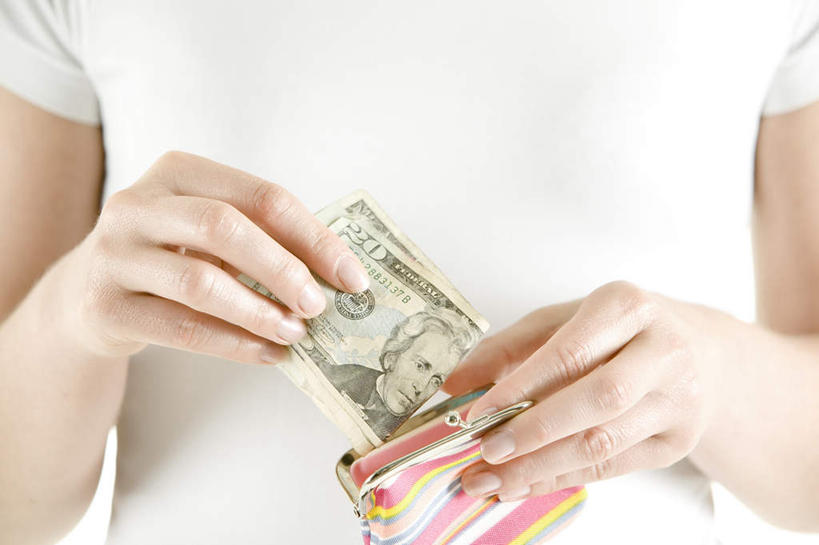 西方人,手,一个人,站,横图,室内,特写,白天,白色背景,正面,钱,美元,欧洲,欧洲人,双手,仅一个年轻女性,仅一个女性,仅一个人,握,服装,钱币,美金,拿,拿着,休闲装,一个,衣服,白色,站着,休闲,手部,休闲服,握着,钞票,金融,纸币,摄影,服饰,皮夹子,钱包,影棚,经济,单个,零钱包,皮夹,美圆,流通,纸钞,贸易,货币,现金,年轻女性,女人,女性,白种人,站立,半身,彩图,影棚拍摄,拍摄