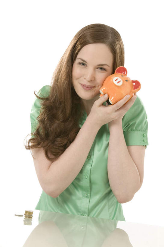 西方人,一个人,笑,微笑,竖图,室内,白天,白色背景,正面,钱,桌面,桌子,猪,欧洲,欧洲人,仅一个年轻女性,仅一个女性,仅一个人,握,阴影,服装,反射,木制,钱币,影子,拿,拿着,注视,休闲装,一个,衣服,动物,木制品,容器,观察,看,休闲,休闲服,橙色,储蓄罐,器皿,家畜,储蓄,存钱,握着,金融,理财,摄影,服饰,牲畜,影棚,经济,单个,观看,察看,资金,存钱罐,关注,存款,流通,贸易,贮钱罐,储钱罐,扑满,货币,现金,硬币,年轻女性,女人,女性,白种人,半身,彩图,影棚拍摄,拍摄