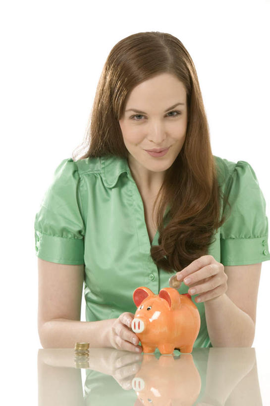 西方人,一个人,坐,笑,微笑,竖图,室内,白天,白色背景,正面,钱,桌面,桌子,猪,欧洲,欧洲人,仅一个年轻女性,仅一个女性,仅一个人,握,阴影,服装,反射,木制,钱币,影子,拿,拿着,注视,休闲装,一个,衣服,绿色,动物,木制品,容器,观察,看,休闲,休闲服,橙色,储蓄罐,器皿,家畜,储蓄,存钱,握着,金融,理财,摄影,服饰,牲畜,影棚,经济,单个,观看,察看,资金,存钱罐,关注,存款,流通,贸易,贮钱罐,储钱罐,扑满,货币,现金,硬币,年轻女性,女人,女性,白种人,坐着,半身,彩图,影棚拍摄,拍摄