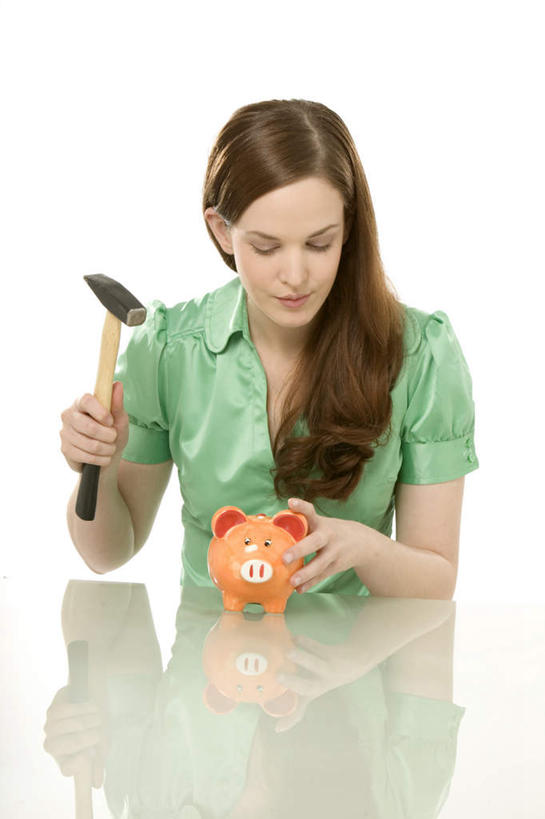 西方人,一个人,坐,竖图,室内,白天,白色背景,正面,桌面,桌子,猪,欧洲,欧洲人,仅一个年轻女性,仅一个女性,仅一个人,敲打,握,阴影,服装,反射,木制,锤子,工具,榔头,影子,拿,拿着,注视,休闲装,一个,衣服,动物,木制品,容器,观察,看,休闲,休闲服,橙色,储蓄罐,器皿,家畜,储蓄,存钱,握着,金融,理财,摄影,服饰,牲畜,影棚,经济,单个,观看,五金,察看,变形,紧固,资金,存钱罐,关注,矫正,存款,塑形,流通,贸易,贮钱罐,储钱罐,扑满,牢固,年轻女性,女人,女性,白种人,坐着,半身,彩图,影棚拍摄,拍摄