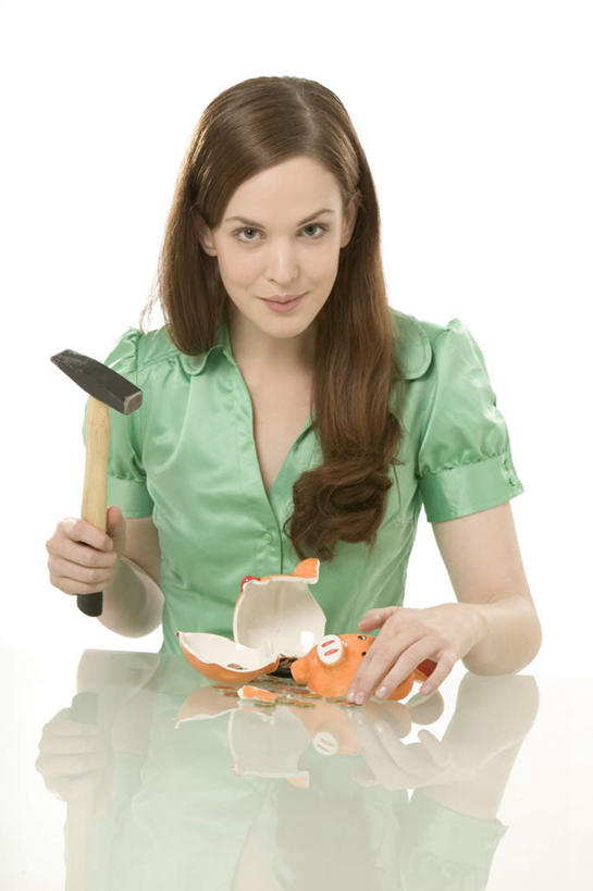 西方人,一个人,坐,竖图,室内,白天,白色背景,正面,桌面,桌子,猪,欧洲,欧洲人,仅一个年轻女性,仅一个女性,仅一个人,敲打,握,阴影,服装,破碎,反射,木制,锤子,工具,榔头,影子,拿,拿着,注视,休闲装,一个,衣服,动物,木制品,容器,观察,看,休闲,休闲服,橙色,储蓄罐,器皿,家畜,储蓄,存钱,握着,金融,理财,摄影,服饰,牲畜,影棚,经济,单个,观看,五金,察看,变形,紧固,破裂,资金,存钱罐,关注,矫正,存款,塑形,流通,贸易,摧毁,贮钱罐,储钱罐,扑满,牢固,年轻女性,女人,女性,白种人,坐着,半身,彩图,影棚拍摄,拍摄