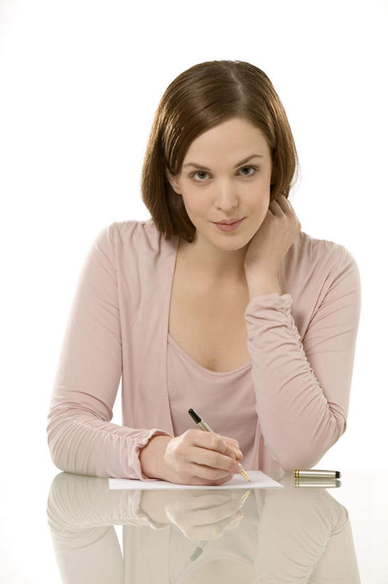 西方人,一个人,坐,笑,摸,微笑,竖图,室内,白天,白色背景,正面,桌面,桌子,欧洲,欧洲人,仅一个年轻女性,仅一个女性,仅一个人,抚摸,阴影,服装,反射,木制,笔,影子,办公用品,注视,休闲装,水笔,文具,衣服,木制品,学习用品,观察,看,休闲,休闲服,摄影,服饰,影棚,信件,观看,文具用品,察看,关注,函件,年轻女性,女人,女性,白种人,触摸,接触,坐着,半身,彩图,影棚拍摄,拍摄