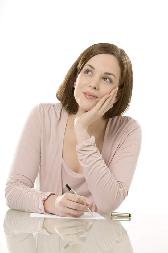 西方人,一个人,坐,笑,摸,微笑,竖图,室内,白天,白色背景,正面,桌面,桌子,欧洲,欧洲人,仅一个年轻女性,仅一个女性,仅一个人,撑,抚摸,阴影,服装,反射,木制,笔,影子,办公用品,托腮,注视,休闲装,水笔,文具,衣服,木制品,学习用品,观察,看,托,休闲,休闲服,摄影,服饰,影棚,信件,观看,文具用品,察看,关注,托下巴,函件,年轻女性,女人,女性,白种人,触摸,接触,坐着,半身,彩图,影棚拍摄,拍摄