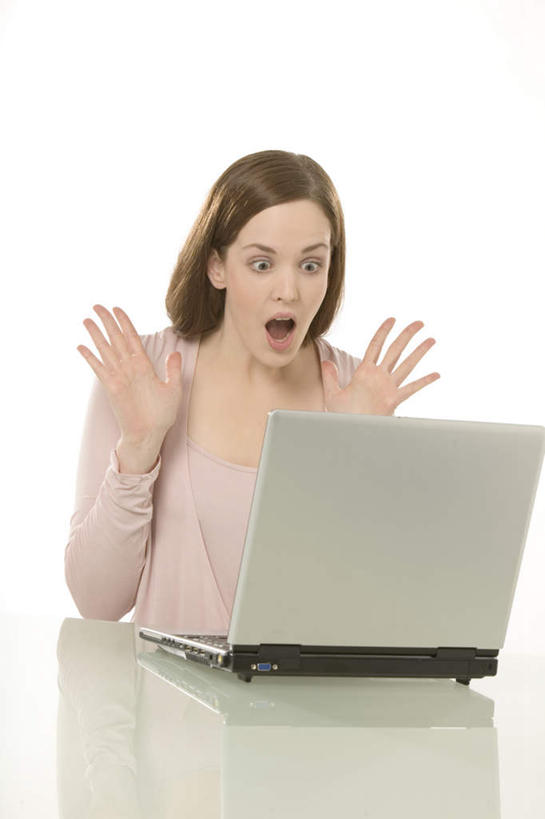 西方人,一个人,坐,竖图,室内,白天,白色背景,正面,电脑,笔记本电脑,桌面,桌子,欧洲,欧洲人,仅一个年轻女性,仅一个女性,仅一个人,阴影,服装,惊讶,反射,网络,木制,影子,注视,休闲装,通讯设备,衣服,木制品,观察,看,张嘴,休闲,休闲服,摄影,服饰,影棚,观看,惊奇,察看,无线,关注,通信设备,无线网络,张大嘴巴,无线上网,便携式电脑,手提电脑,年轻女性,女人,女性,白种人,张开嘴,坐着,半身,彩图,影棚拍摄,拍摄