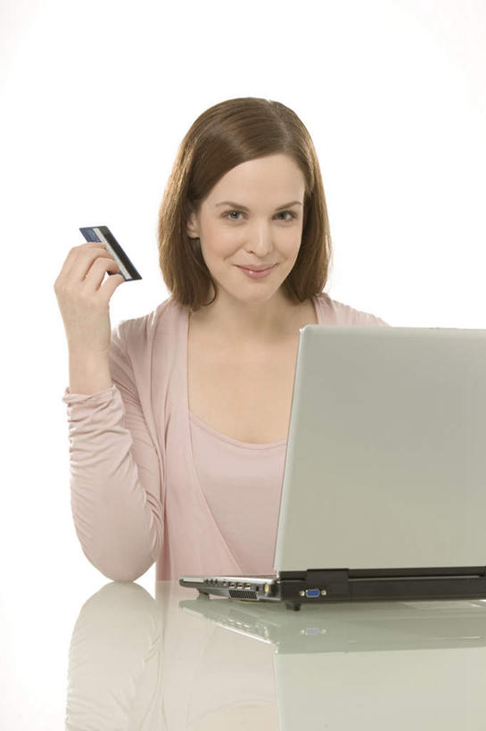 西方人,一个人,坐,笑,微笑,竖图,室内,白天,白色背景,正面,信用卡,电脑,笔记本电脑,桌面,桌子,欧洲,欧洲人,仅一个年轻女性,仅一个女性,仅一个人,握,阴影,服装,反射,网络,木制,影子,拿,拿着,注视,休闲装,通讯设备,衣服,木制品,观察,看,休闲,休闲服,卡,握着,储蓄卡,摄影,服饰,影棚,观看,察看,无线,关注,通信设备,无线网络,无线上网,便携式电脑,银行卡,手提电脑,年轻女性,女人,女性,白种人,坐着,半身,彩图,影棚拍摄,拍摄