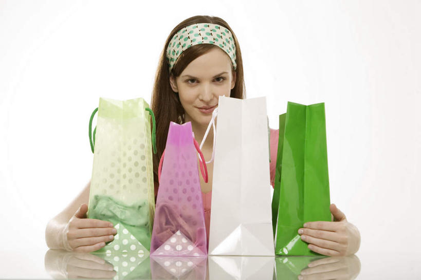 西方人,一个人,坐,抱,笑,微笑,露齿笑,竖图,室内,白天,白色背景,正面,购物,消费,桌面,桌子,袋子,欧洲,欧洲人,仅一个年轻女性,仅一个女性,仅一个人,一排,阴影,服装,整齐,装饰,反射,木制,包装袋,手提袋,影子,购物袋,注视,休闲装,排列,衣服,发箍,发饰,木制品,饰品,观察,看,休闲,休闲服,金融,摄影,服饰,影棚,头箍,抱着,观看,察看,搂着,队列,购买,关注,发卡,贸易,配饰,年轻女性,女人,女性,白种人,搂,搂抱,坐着,半身,彩图,影棚拍摄,拍摄