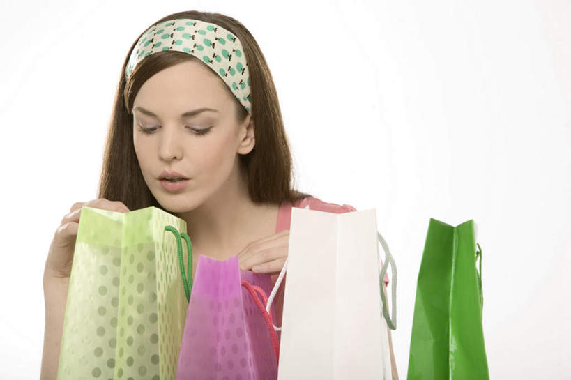 西方人,脸,头,脸颊,一个人,坐,摸,横图,室内,特写,白天,白色背景,正面,购物,消费,袋子,欧洲,欧洲人,仅一个年轻女性,仅一个女性,仅一个人,一排,抚摸,服装,整齐,装饰,包装袋,手提袋,购物袋,注视,休闲装,排列,衣服,发箍,发饰,饰品,观察,看,休闲,休闲服,金融,摄影,服饰,影棚,头箍,观看,察看,队列,购买,关注,发卡,贸易,配饰,年轻女性,女人,女性,白种人,头部,脸部,脸蛋,面部,触摸,接触,坐着,半身,彩图,影棚拍摄,拍摄