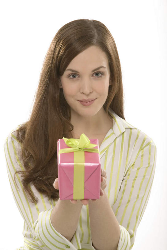 西方人,一个人,笑,微笑,竖图,室内,白天,白色背景,正面,礼盒,礼物,欧洲,欧洲人,仅一个年轻女性,仅一个女性,仅一个人,握,服装,装饰,丝绸,丝带,纸盒,缎带,拿,拿着,注视,休闲装,绸带,盒子,衣服,包装盒,礼品盒,观察,看,休闲,休闲服,握着,摄影,服饰,礼品,影棚,观看,华丽,修饰,点缀,察看,关注,衬托,美观,雅致,雅观,年轻女性,女人,女性,白种人,半身,彩图,影棚拍摄,拍摄