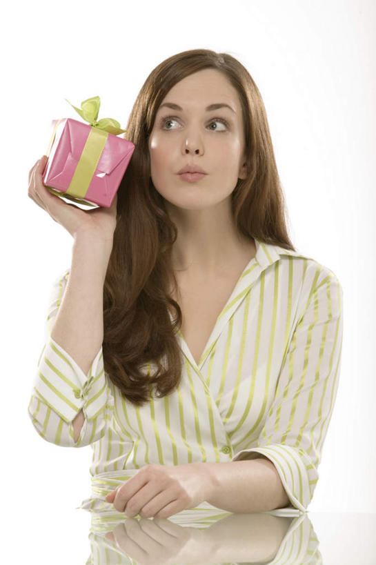 西方人,一个人,举,笑,微笑,竖图,室内,白天,白色背景,正面,桌面,桌子,礼盒,礼物,欧洲,欧洲人,仅一个年轻女性,仅一个女性,仅一个人,握,阴影,服装,装饰,反射,木制,丝绸,丝带,影子,纸盒,缎带,拿,拿着,注视,休闲装,绸带,盒子,衣服,包装盒,木制品,礼品盒,观察,看,托,休闲,休闲服,握着,摄影,服饰,礼品,影棚,观看,华丽,修饰,点缀,察看,关注,衬托,美观,雅致,雅观,年轻女性,女人,女性,白种人,举起,举手,举着,向上举,向上伸,向上托,半身,彩图,影棚拍摄,拍摄