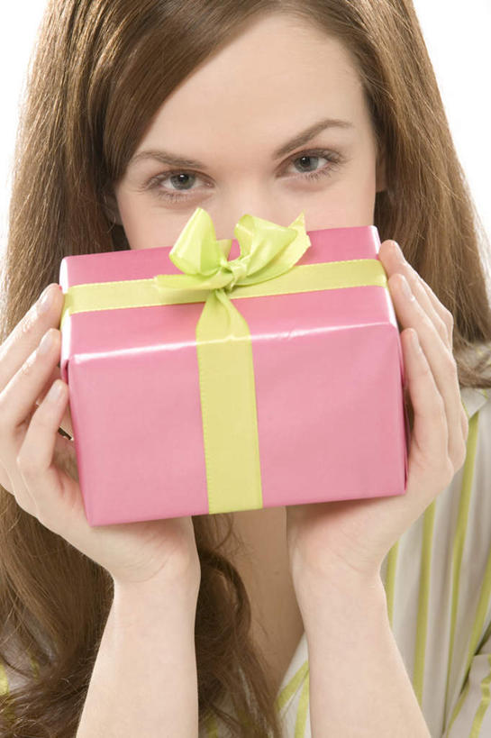 西方人,脸,头,脸颊,手,一个人,捧,竖图,室内,特写,白天,白色背景,正面,礼盒,礼物,欧洲,欧洲人,双手,仅一个年轻女性,仅一个女性,仅一个人,服装,装饰,丝绸,丝带,纸盒,缎带,注视,休闲装,绸带,盒子,衣服,包装盒,礼品盒,观察,看,休闲,手部,休闲服,摄影,服饰,礼品,影棚,观看,华丽,修饰,点缀,察看,关注,衬托,美观,雅致,雅观,年轻女性,女人,女性,白种人,头部,脸部,脸蛋,面部,端,端着,捧着,手捧,半身,彩图,影棚拍摄,拍摄