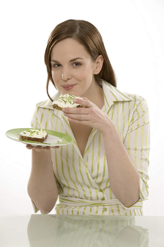 点心,西方人,一个人,坐,笑,微笑,竖图,室内,白天,白色背景,正面,下午茶,桌面,桌子,餐具,欧洲,欧洲人,仅一个年轻女性,仅一个女性,仅一个人,握,阴影,服装,反射,木制,碟子,盘,影子,食品,拿,拿着,注视,休闲装,食物,糕点,一个,衣服,盘子,木制品,碟,观察,看,休闲,休闲服,握着,摄影,服饰,影棚,单个,观看,察看,关注,年轻女性,女人,女性,白种人,坐着,半身,彩图,影棚拍摄,拍摄,蛋糕