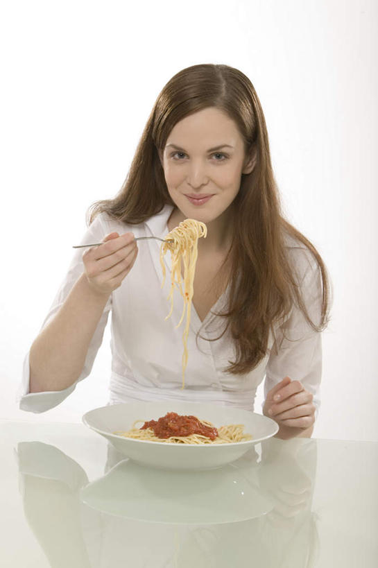面食,面条,意大利面,西方人,一个人,坐,笑,微笑,竖图,室内,白天,白色背景,正面,西餐,桌面,桌子,蔬菜,西红柿,餐具,欧洲,欧洲人,仅一个年轻女性,仅一个女性,仅一个人,握,阴影,服装,新鲜,反射,木制,叉子,碟子,盘,影子,调料,酱料,酱汁,面,佐料,料理,食品,调味品,拿,调味料,拿着,注视,休闲装,酱,食物,一个,衣服,盘子,木制品,碟,观察,看,休闲,休闲服,西式,握着,摄影,服饰,有机食品,绿色食品,影棚,单个,观看,察看,关注,餐叉,年轻女性,女人,女性,白种人,进餐用具,番茄,坐着,半身,彩图,影棚拍摄,拍摄