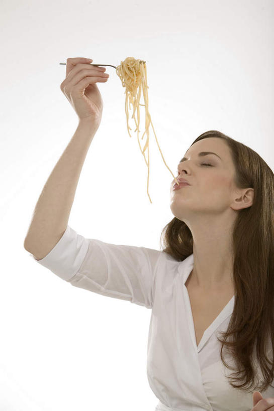 面食,面条,意大利面,西方人,一个人,坐,举,闭眼,吃,竖图,室内,白天,白色背景,正面,西餐,餐具,欧洲,欧洲人,仅一个年轻女性,仅一个女性,仅一个人,握,服装,叉子,面,料理,食品,拿,拿着,休闲装,食物,衣服,托,休闲,休闲服,西式,握着,摄影,服饰,影棚,餐叉,年轻女性,女人,女性,白种人,进餐用具,闭眼睛,闭着眼,闭着眼睛,举起,举手,举着,嚼,食,向上举,向上伸,向上托,坐着,半身,彩图,影棚拍摄,拍摄