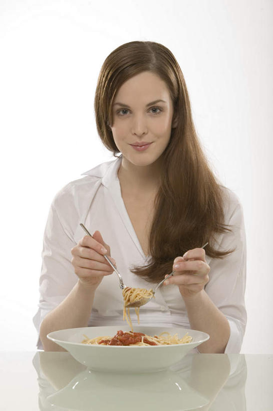 面食,面条,意大利面,西方人,一个人,坐,笑,微笑,竖图,室内,白天,白色背景,正面,西餐,桌面,桌子,蔬菜,西红柿,餐具,欧洲,欧洲人,仅一个年轻女性,仅一个女性,仅一个人,握,阴影,服装,新鲜,反射,木制,叉子,碟子,盘,影子,调料,酱料,酱汁,面,佐料,料理,食品,调味品,拿,调味料,拿着,注视,休闲装,酱,食物,一个,衣服,盘子,木制品,碟,观察,看,休闲,休闲服,西式,握着,摄影,服饰,有机食品,绿色食品,影棚,单个,观看,察看,关注,餐叉,年轻女性,女人,女性,白种人,进餐用具,番茄,坐着,半身,彩图,影棚拍摄,拍摄