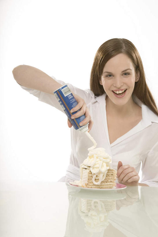 点心,西方人,一个人,坐,笑,微笑,露齿笑,竖图,室内,白天,白色背景,正面,下午茶,桌面,桌子,餐具,金属制品,欧洲,欧洲人,仅一个年轻女性,仅一个女性,仅一个人,握,阴影,服装,反射,金属,木制,包装,碟子,罐子,盘,影子,食品,甜点,甜品,拿,拿着,注视,休闲装,食物,糕点,饮料,衣服,盘子,木制品,容器,碟,甜食,奶油,观察,看,休闲,休闲服,握着,摄影,服饰,影棚,易拉罐,观看,察看,乳制品,关注,激凌,克林姆,淇淋,年轻女性,女人,女性,白种人,坐着,半身,彩图,影棚拍摄,拍摄,蛋糕