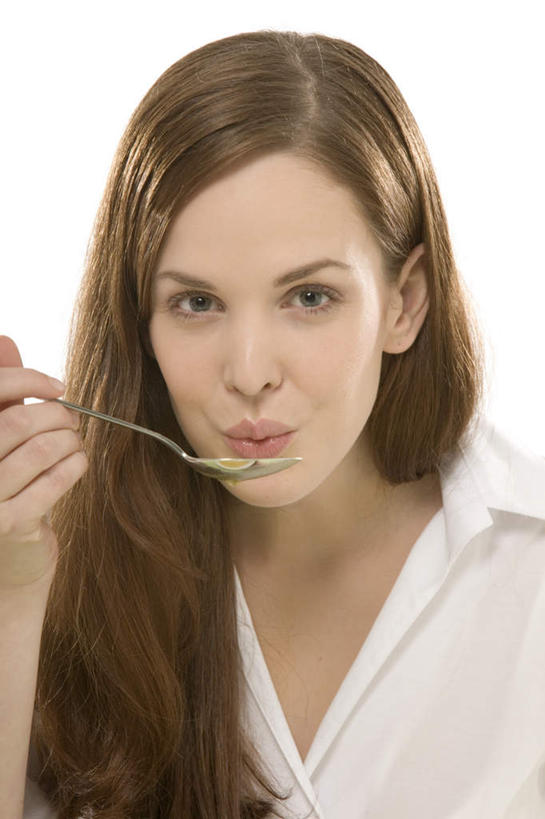 西方人,脸,头,脸颊,手,一个人,竖图,室内,特写,白天,白色背景,正面,欧洲,欧洲人,仅一个年轻女性,仅一个女性,仅一个人,握,服装,勺子,汤,拿,拿着,注视,休闲装,一个,衣服,调羹,汤匙,吹,观察,看,休闲,手部,休闲服,握着,摄影,服饰,影棚,单个,观看,单手,察看,关注,年轻女性,女人,女性,白种人,头部,脸部,脸蛋,面部,半身,彩图,影棚拍摄,拍摄