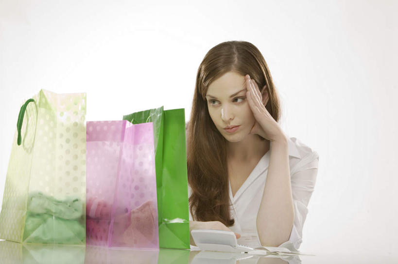 西方人,一个人,坐,横图,室内,白天,白色背景,正面,购物,计算器,消费,桌面,桌子,袋子,欧洲,欧洲人,仅一个年轻女性,仅一个女性,仅一个人,一排,撑,阴影,服装,整齐,反射,计算,科学,木制,包装袋,手提袋,影子,办公用品,购物袋,托腮,注视,休闲装,排列,衣服,木制品,观察,看,托,休闲,休闲服,金融,理财,财务,摄影,服饰,影棚,观看,察看,队列,购买,关注,数学,托下巴,贸易,年轻女性,女人,女性,白种人,坐着,半身,彩图,影棚拍摄,拍摄