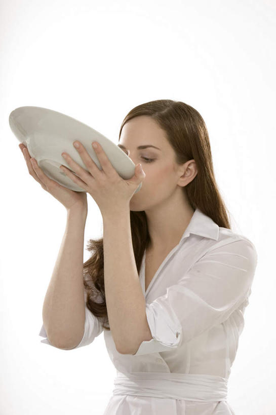 西方人,一个人,站,闭眼,捧,竖图,室内,白天,白色背景,正面,玻璃,欧洲,欧洲人,仅一个年轻女性,仅一个女性,仅一个人,喝,服装,汤,休闲装,玻璃制品,衣服,容器,碗,站着,休闲,休闲服,摄影,服饰,影棚,储藏,储存,年轻女性,女人,女性,白种人,闭眼睛,闭着眼,闭着眼睛,端,端着,捧着,手捧,站立,半身,彩图,影棚拍摄,拍摄,贮存