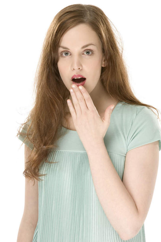 西方人,一个人,站,摸,竖图,室内,白天,白色背景,正面,欧洲,欧洲人,仅一个年轻女性,仅一个女性,仅一个人,抚摸,服装,注视,休闲装,衣服,观察,看,站着,休闲,休闲服,摄影,服饰,影棚,观看,察看,关注,年轻女性,女人,女性,白种人,触摸,接触,站立,半身,彩图,影棚拍摄,拍摄