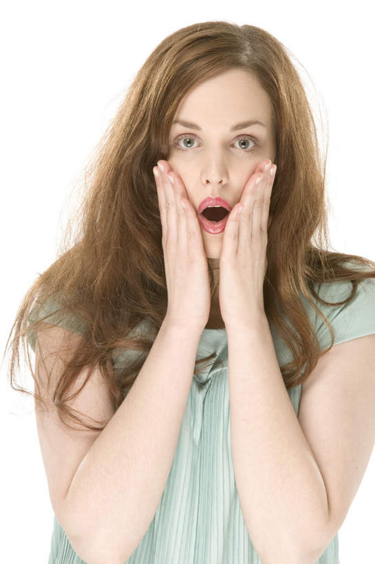 西方人,一个人,站,摸,竖图,室内,白天,白色背景,正面,欧洲,欧洲人,仅一个年轻女性,仅一个女性,仅一个人,抚摸,服装,惊讶,注视,休闲装,衣服,观察,看,站着,张嘴,休闲,休闲服,摄影,服饰,影棚,观看,惊奇,察看,关注,张大嘴巴,年轻女性,女人,女性,白种人,张开嘴,触摸,接触,站立,半身,彩图,影棚拍摄,拍摄