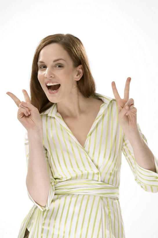 西方人,一个人,站,笑,微笑,露齿笑,竖图,室内,白天,白色背景,正面,欧洲,欧洲人,仅一个年轻女性,仅一个女性,仅一个人,服装,注视,休闲装,鼓励,衣服,观察,加油,看,手势,站着,休闲,休闲服,打气,摄影,服饰,影棚,观看,察看,关注,鼓舞,年轻女性,女人,女性,白种人,站立,半身,彩图,影棚拍摄,拍摄