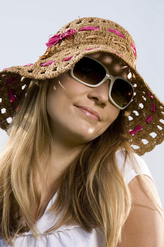 西方人,脸,头,脸颊,一个人,笑,微笑,露齿笑,竖图,室外,特写,白天,正面,帽子,欧洲,欧洲人,仅一个年轻女性,仅一个女性,仅一个人,戴,阴影,服装,光线,草帽,墨镜,眼镜,影子,云,云朵,云彩,注视,休闲装,衣服,蓝色,白云,蓝天,天空,阳光,太阳镜,太阳眼镜,天,观察,看,休闲,休闲服,遮阳镜,服饰,晴朗,观看,戴着,察看,关注,年轻女性,女人,女性,白种人,头部,脸部,脸蛋,面部,晴空,半身,彩图