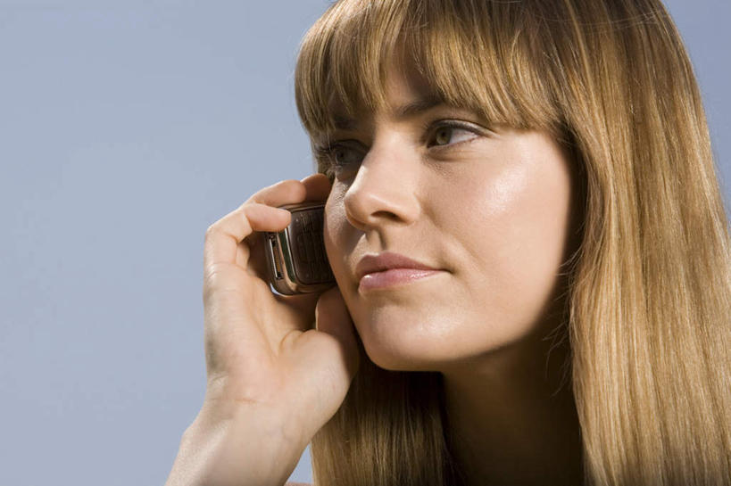 西方人,脸,头,脸颊,手,一个人,站,打电话,横图,室内,特写,白天,正面,电话,手机,欧洲,欧洲人,仅一个年轻女性,仅一个女性,仅一个人,握,拿,拿着,注视,通讯设备,蓝天,天空,天,观察,看,站着,手部,握着,摄影,影棚,观看,单手,察看,关注,交流,年轻女性,女人,女性,白种人,头部,脸部,脸蛋,面部,沟通,通话,站立,半身,彩图,影棚拍摄,拍摄