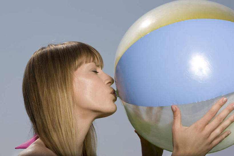 西方人,脸,头,脸颊,手,一个人,站,闭眼,横图,室内,特写,白天,侧面,游戏,玩具,欧洲,欧洲人,双手,仅一个年轻女性,仅一个女性,仅一个人,塑料,玩,娱乐,球,塑料制品,吹,站着,休闲,手部,益智,摄影,充气,影棚,活动,发泄,消遣,智力,宣泄,年轻女性,女人,女性,白种人,头部,脸部,脸蛋,面部,闭眼睛,闭着眼,闭着眼睛,玩耍,嬉戏,站立,半身,彩图,影棚拍摄,拍摄