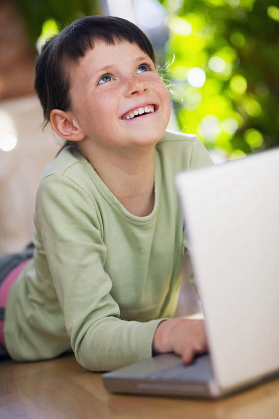 西方人,儿童,一个人,笑,微笑,露齿笑,竖图,室内,白天,正面,纯洁,电脑,笔记本电脑,植物,欧洲,欧洲人,仅一个女性,仅一个人,敲打,服装,朦胧,模糊,网络,注视,休闲装,输入,通讯设备,树,树木,小孩,衣服,绿色,自然,打字,观察,看,趴着,仅一个小孩,休闲,休闲服,可爱,童年,童趣,服饰,生长,成长,观看,点击,敲击,察看,无线,关注,通信设备,无线网络,无线上网,便携式电脑,童真,烂漫,无邪,天真,按键,手提电脑,女孩,女人,女性,白种人,孩子,趴,半身,彩图,女生