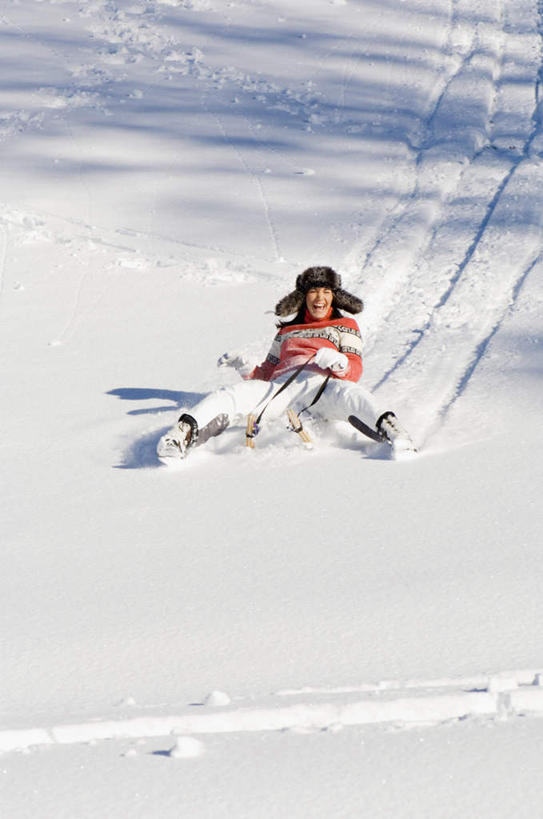 西方人,一个人,竖图,俯视,室外,白天,旅游,度假,游戏,美景,雪,大雪,欧洲,欧洲人,仅一个年轻女性,仅一个女性,仅一个人,握,阴影,服装,光线,滑雪,影子,积雪,景观,雪景,冬季,冬天,拿,玩,拿着,注视,娱乐,车,衣服,阳光,自然,交通工具,观察,看,张嘴,享受,休闲,温暖,景色,放松,寒冷,握着,服饰,观看,羽绒服,保暖,雪橇,察看,御寒,关注,自然风光,载具,雪橇车,张大嘴巴,严寒,冬装,年轻女性,女人,女性,白种人,张开嘴,玩耍,嬉戏,彩图,高角度拍摄,全身
