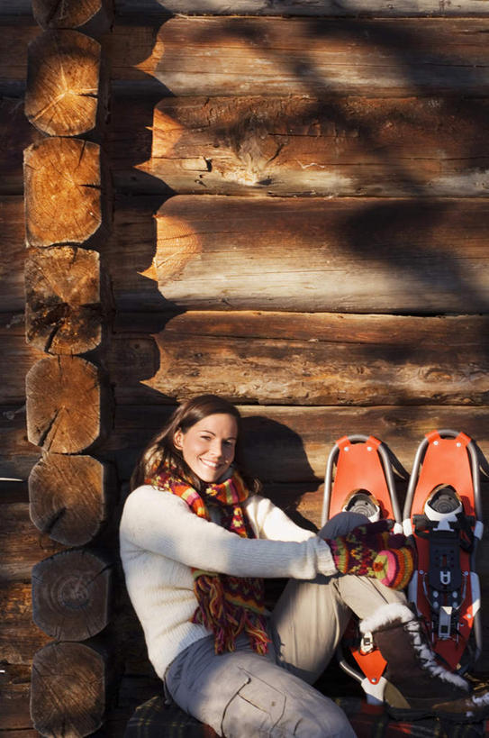 西方人,一个人,家,木屋,坐,笑,微笑,露齿笑,竖图,室外,白天,正面,旅游,度假,美景,雪,大雪,欧洲,欧洲人,仅一个年轻女性,仅一个女性,仅一个人,阴影,服装,光线,影子,积雪,景观,雪景,冬季,冬天,注视,娱乐,运动器械,住宅,衣服,阳光,自然,观察,看,享受,休闲,温暖,健身器械,景色,放松,寒冷,服饰,观看,羽绒服,保暖,滑雪板,滑雪鞋,察看,御寒,关注,自然风光,健身器材,滑雪装备,严寒,冬装,年轻女性,女人,女性,白种人,坐着,半身,彩图,茅舍,茅屋,棚屋,小木屋,小屋,运动器材