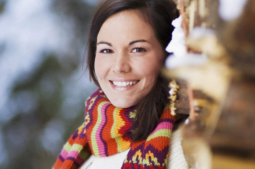 西方人,脸,头,脸颊,一个人,笑,微笑,露齿笑,横图,室外,特写,白天,正面,旅游,度假,美景,雪,大雪,欧洲,欧洲人,仅一个年轻女性,仅一个女性,仅一个人,服装,朦胧,模糊,装饰,积雪,景观,雪景,冬季,冬天,注视,娱乐,衣服,蓝色,蓝天,天空,自然,围巾,天,观察,看,享受,休闲,温暖,景色,放松,寒冷,服饰,晴朗,围脖,观看,羽绒服,保暖,华丽,点缀,察看,御寒,关注,自然风光,万里无云,衬托,美观,雅致,雅观,严寒,冬装,年轻女性,女人,女性,白种人,头部,脸部,脸蛋,面部,晴空,晴空万里,半身,彩图