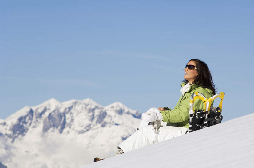 西方人,一个人,坐,笑,微笑,露齿笑,横图,室外,白天,侧面,旅游,度假,美景,山,山脉,雪,大雪,欧洲,欧洲人,仅一个年轻女性,仅一个女性,仅一个人,戴,阴影,服装,光线,墨镜,眼镜,影子,积雪,景观,山峰,雪景,冬季,冬天,山峦,注视,娱乐,运动器械,衣服,蓝色,蓝天,天空,阳光,自然,太阳镜,太阳眼镜,群山,天,观察,看,享受,休闲,温暖,健身器械,遮阳镜,景色,放松,寒冷,服饰,晴朗,观看,羽绒服,保暖,滑雪板,滑雪鞋,戴着,察看,御寒,关注,自然风光,健身器材,滑雪装备,万里无云,严寒,冬装,年轻女性,女人,女性,白种人,晴空,晴空万里,坐着,彩图,全身,运动器材