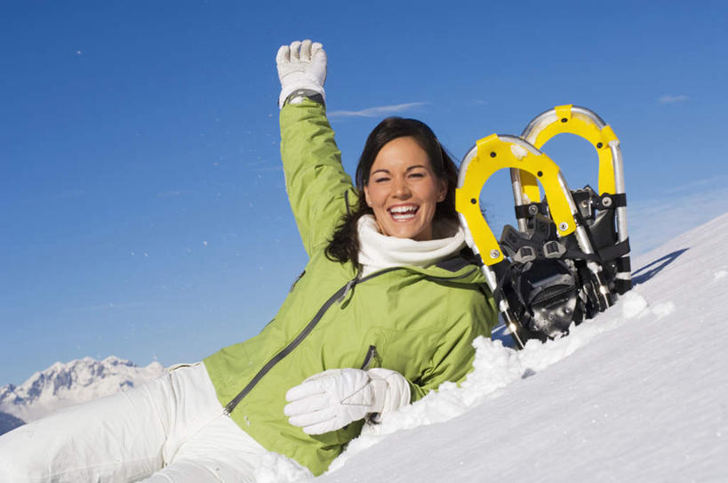 西方人,一个人,举,笑,微笑,露齿笑,横图,室外,白天,正面,旅游,度假,美景,雪,大雪,欧洲,欧洲人,仅一个年轻女性,仅一个女性,仅一个人,撑,阴影,服装,光线,影子,积雪,景观,雪景,冬季,冬天,注视,娱乐,运动器械,衣服,蓝色,蓝天,天空,阳光,自然,天,观察,看,托,享受,休闲,温暖,健身器械,景色,放松,寒冷,服饰,晴朗,观看,羽绒服,保暖,滑雪板,滑雪鞋,雪橇,察看,撑着,御寒,关注,自然风光,健身器材,滑雪装备,万里无云,严寒,冬装,年轻女性,女人,女性,白种人,晴空,晴空万里,举起,举手,举着,向上举,向上伸,向上托,半身,彩图,运动器材