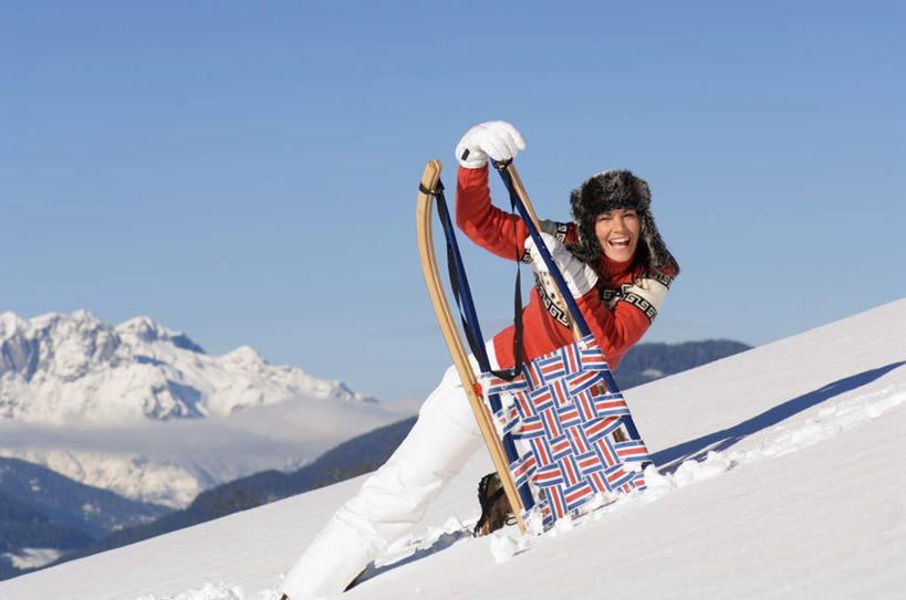 西方人,一个人,笑,微笑,露齿笑,横图,室外,白天,正面,旅游,度假,美景,山,山脉,雪,大雪,欧洲,欧洲人,仅一个年轻女性,仅一个女性,仅一个人,撑,握,阴影,服装,光线,影子,积雪,景观,山峰,雪景,冬季,冬天,山峦,拿,拿着,注视,娱乐,车,衣服,蓝色,蓝天,天空,阳光,自然,交通工具,群山,天,观察,看,享受,休闲,温暖,景色,放松,寒冷,握着,服饰,晴朗,观看,羽绒服,保暖,雪橇,察看,撑着,御寒,关注,自然风光,载具,雪橇车,万里无云,严寒,冬装,年轻女性,女人,女性,白种人,晴空,晴空万里,彩图,全身