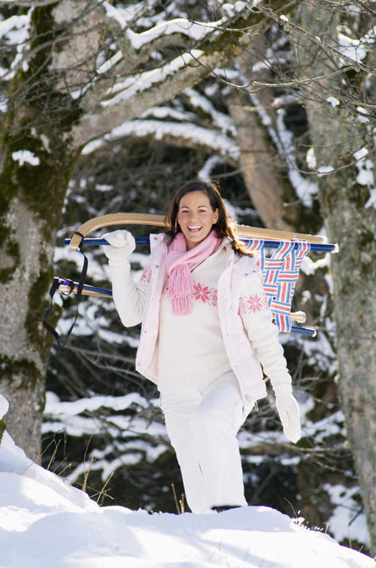 西方人,一个人,笑,微笑,露齿笑,竖图,室外,白天,正面,旅游,度假,美景,森林,树林,雪,植物,大雪,欧洲,欧洲人,仅一个年轻女性,仅一个女性,仅一个人,服装,积雪,景观,雪景,冬季,冬天,注视,娱乐,车,树,树木,衣服,绿色,自然,交通工具,观察,看,享受,休闲,温暖,景色,放松,寒冷,服饰,生长,成长,观看,羽绒服,保暖,雪橇,察看,御寒,关注,自然风光,载具,雪橇车,严寒,扛在肩上,冬装,年轻女性,女人,女性,白种人,彩图,全身