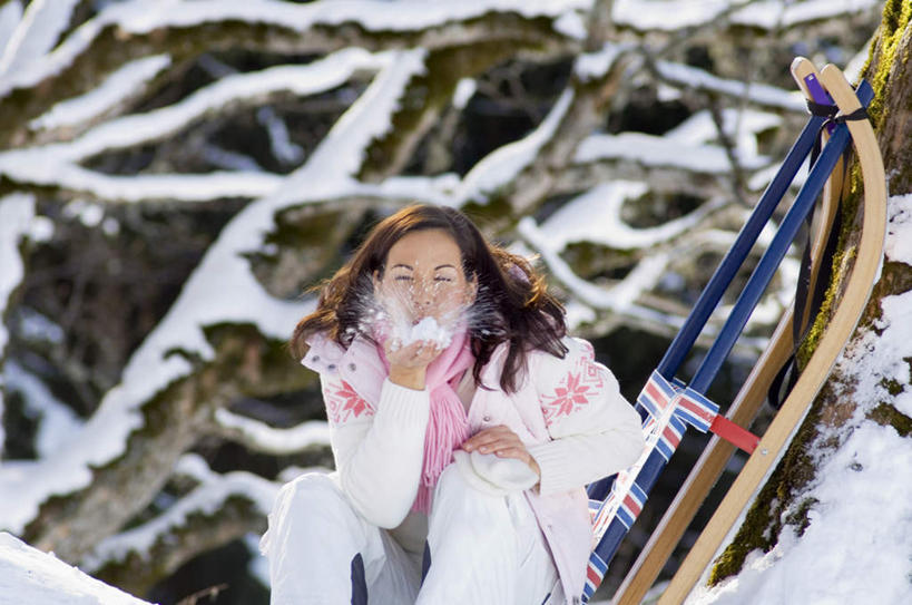 西方人,一个人,横图,室外,白天,正面,旅游,度假,美景,森林,树林,雪,植物,大雪,欧洲,欧洲人,仅一个年轻女性,仅一个女性,仅一个人,阴影,服装,光线,影子,积雪,景观,雪景,冬季,冬天,注视,娱乐,车,树,树木,衣服,绿色,阳光,自然,交通工具,吹,观察,看,享受,休闲,温暖,景色,放松,寒冷,服饰,生长,成长,观看,羽绒服,保暖,雪橇,察看,御寒,关注,自然风光,载具,雪橇车,严寒,冬装,年轻女性,女人,女性,白种人,半身,彩图
