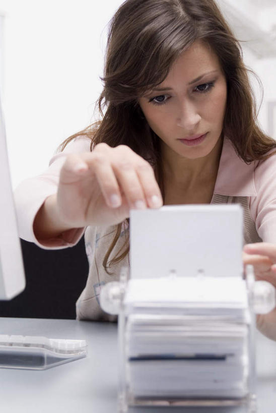 西方人,一个人,商务人士,商务女性,坐,竖图,室内,白天,正面,电脑,显示器,鼠标,键盘,欧洲,欧洲人,仅一个年轻女性,仅一个女性,仅一个人,握,套装,朦胧,模糊,网络,记事本,拿,拿着,注视,输入设备,通讯设备,本子,笔记本,观察,看,台式电脑,握着,观看,察看,关注,通信设备,商务装,工薪阶层,输出设备,年轻女性,女人,女性,白种人,白领,上班族,坐着,半身,彩图