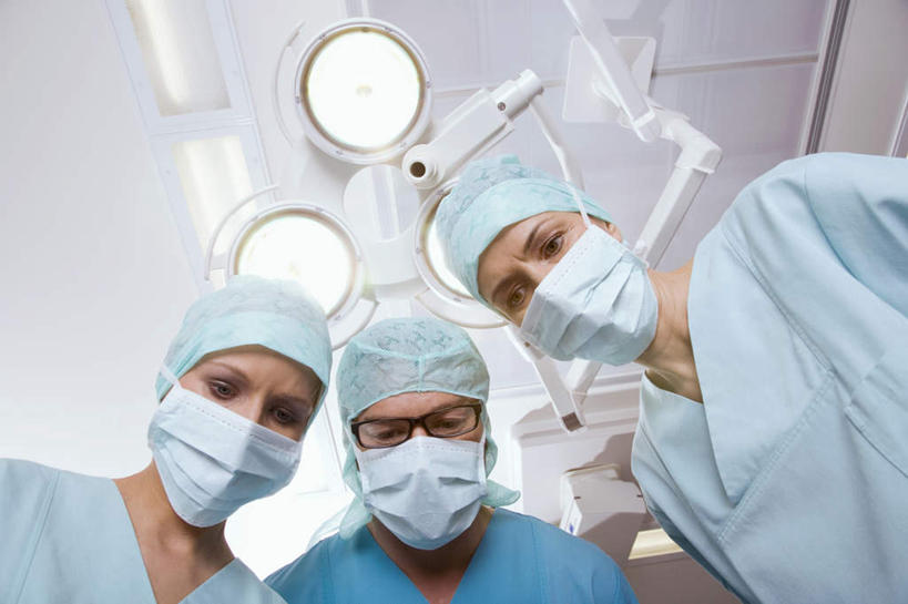 西方人,三个人,伙伴,朋友,医生,护士,站,横图,室内,白天,仰视,友谊,合作,团队,帽子,照明,欧洲,欧洲人,戴,阴影,分离,光线,眼镜,影子,灯光,过滤,分开,注视,灯,口罩,灯具,观察,看,站着,医护人员,医疗人员,隔断,战略,遮掩,观看,隔离,照亮,戴着,察看,手术,卫生,手术室,掩盖,遮挡,白衣天使,白大褂,照明设备,关注,净化,间隔,预防,近视眼镜,遮盖,无影灯,防尘,医生帽,联合,合谋,掩饰,断绝,隔开,屏蔽,屏绝,远离,中断,阻遏,阻隔,配合,协作,男人,男性,女人,女性,中年男性,中年女性,白种人,大夫,站立,半身,彩图,低角度拍摄