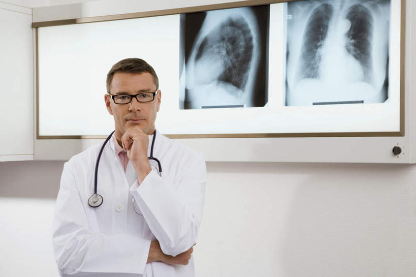 西方人,一个人,医生,站,横图,x光片,室内,白天,正面,欧洲,欧洲人,仅一个男性,仅一个人,仅一个中年男性,撑,辐射,科学,医学,眼镜,托腮,注视,听诊器,观察,看,托,站着,医护人员,医疗人员,观看,察看,医疗,医疗设备,科学技术,x射线,白大褂,关注,托下巴,医疗器械,x光,医疗工具,近视眼镜,检测工具,男人,男性,中年男性,白种人,大夫,站立,半身,彩图,电磁波,电磁辐射