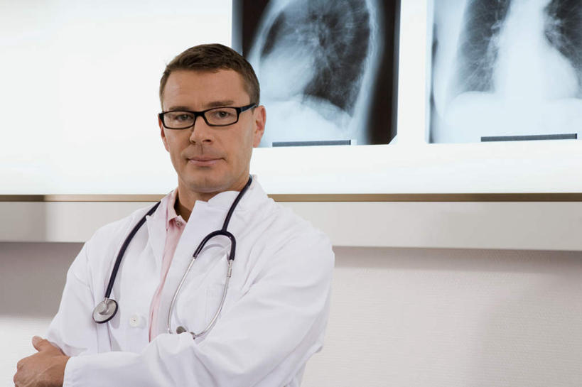 西方人,一个人,医生,站,双手交叉,横图,x光片,室内,白天,正面,欧洲,欧洲人,仅一个男性,仅一个人,仅一个中年男性,辐射,科学,医学,眼镜,注视,听诊器,观察,看,站着,医护人员,医疗人员,观看,察看,医疗,医疗设备,科学技术,x射线,双手抱胸,白大褂,关注,医疗器械,x光,医疗工具,近视眼镜,检测工具,男人,男性,中年男性,白种人,大夫,站立,半身,彩图,电磁波,电磁辐射