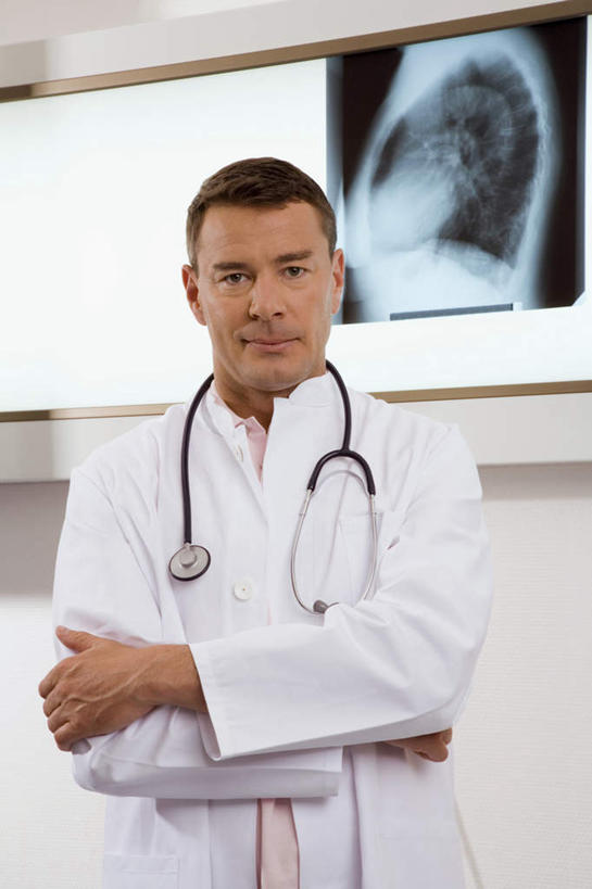 西方人,一个人,医生,站,双手交叉,竖图,x光片,室内,白天,正面,欧洲,欧洲人,仅一个男性,仅一个人,仅一个中年男性,辐射,科学,医学,注视,听诊器,观察,看,站着,医护人员,医疗人员,观看,察看,医疗,医疗设备,科学技术,x射线,双手抱胸,白大褂,关注,医疗器械,x光,医疗工具,检测工具,男人,男性,中年男性,白种人,大夫,站立,半身,彩图,电磁波,电磁辐射