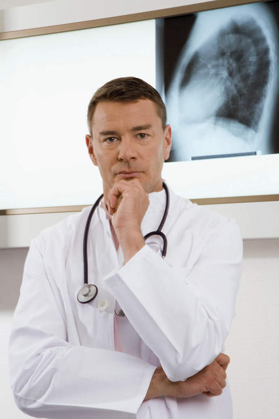 西方人,一个人,医生,站,竖图,x光片,室内,白天,正面,欧洲,欧洲人,仅一个男性,仅一个人,仅一个中年男性,撑,辐射,科学,医学,托腮,注视,听诊器,观察,看,托,站着,医护人员,医疗人员,观看,察看,医疗,医疗设备,科学技术,x射线,白大褂,关注,托下巴,医疗器械,x光,医疗工具,检测工具,男人,男性,中年男性,白种人,大夫,站立,半身,彩图,电磁波,电磁辐射
