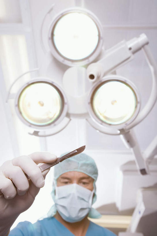 西方人,一个人,站,竖图,室内,白天,仰视,照明,欧洲,欧洲人,仅一个男性,仅一个人,仅一个中年男性,戴,握,阴影,锐利,分离,光线,影子,灯光,刀具,过滤,拿,分开,拿着,注视,灯,口罩,灯具,刀,观察,看,站着,隔断,握着,遮掩,观看,隔离,照亮,戴着,察看,手术,锋利,卫生,手术室,手术刀,尖锐,掩盖,遮挡,照明设备,关注,净化,间隔,医疗器械,预防,尖利,遮盖,无影灯,防尘,掩饰,断绝,隔开,屏蔽,屏绝,远离,中断,阻遏,阻隔,犀利,厉害,医疗用具,男人,男性,中年男性,白种人,站立,半身,彩图,低角度拍摄