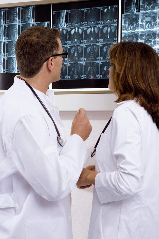 西方人,两个人,伙伴,朋友,医生,站,说,竖图,x光片,室内,白天,侧面,友谊,合作,团队,欧洲,欧洲人,握,辐射,科学,医学,眼镜,拿,拿着,注视,听诊器,观察,看,站着,医护人员,医疗人员,战略,握着,观看,察看,医疗,医疗设备,科学技术,x射线,白大褂,关注,医疗器械,x光,医疗工具,近视眼镜,联合,合谋,检测工具,交流,配合,协作,男人,男性,女人,女性,中年男性,中年女性,白种人,大夫,沟通,讲话,交谈,说话,谈话,站立,半身,彩图,电磁波,电磁辐射