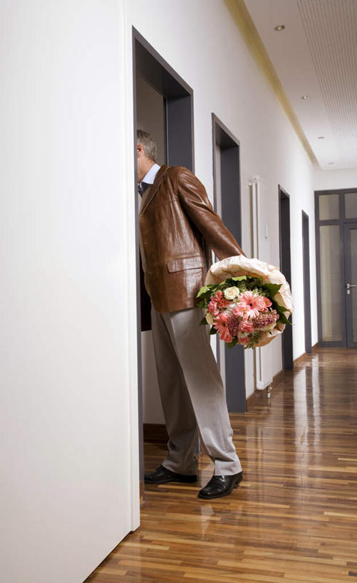 西方人,一个人,医院,站,竖图,室内,白天,侧面,智慧,门,欧洲,欧洲人,仅一个男性,仅一个人,握,服装,艺术,盛开,墙,拿,花蕾,拿着,注视,休闲装,文化,墙壁,墙面,花,花瓣,花朵,鲜花,衣服,插花,门框,花苞,花蕊,观察,看,站着,仅一个老年男性,休闲,休闲服,握着,服饰,观看,插花艺术,察看,创造,关注,创作,想象,医疗机构,老年男性,男人,男性,白种人,站立,彩图,全身,病院,诊所